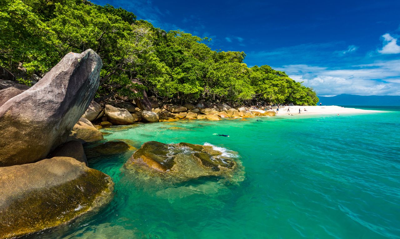 Възрастна жена, изоставена от круизен кораб на остров, е намерена мъртва