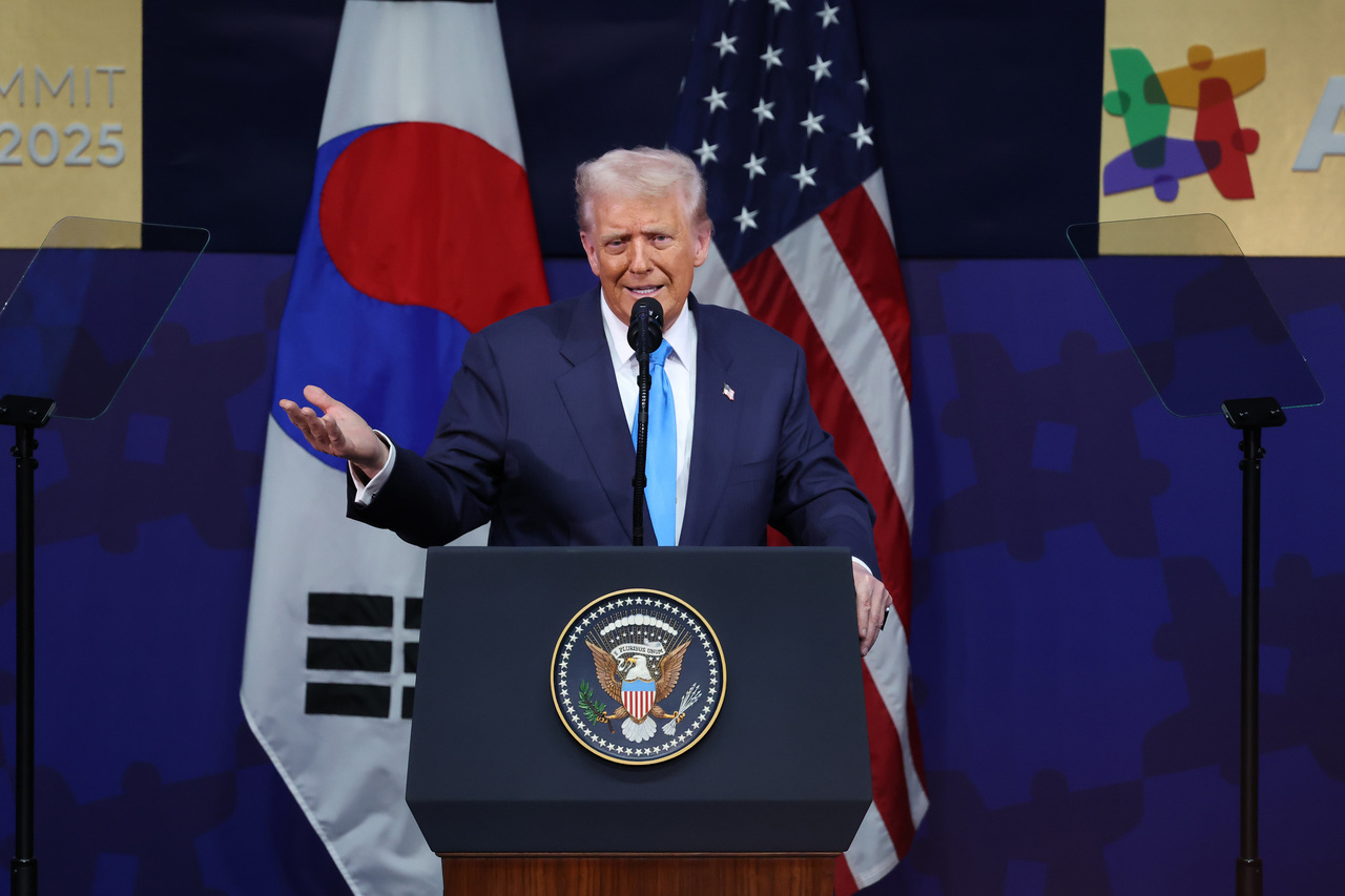 <p>Доналд Тръмп на посещение в Южна Корея.</p>