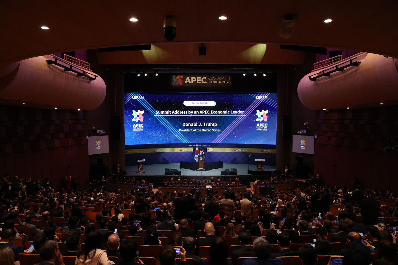 <p>Доналд Тръмп на посещение в Южна Корея.</p>