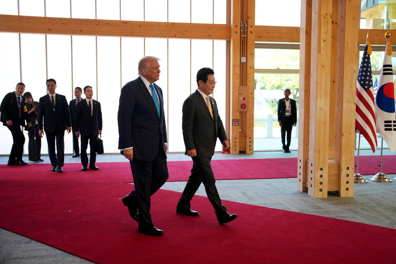 <p>Доналд Тръмп на посещение в Южна Корея.</p>