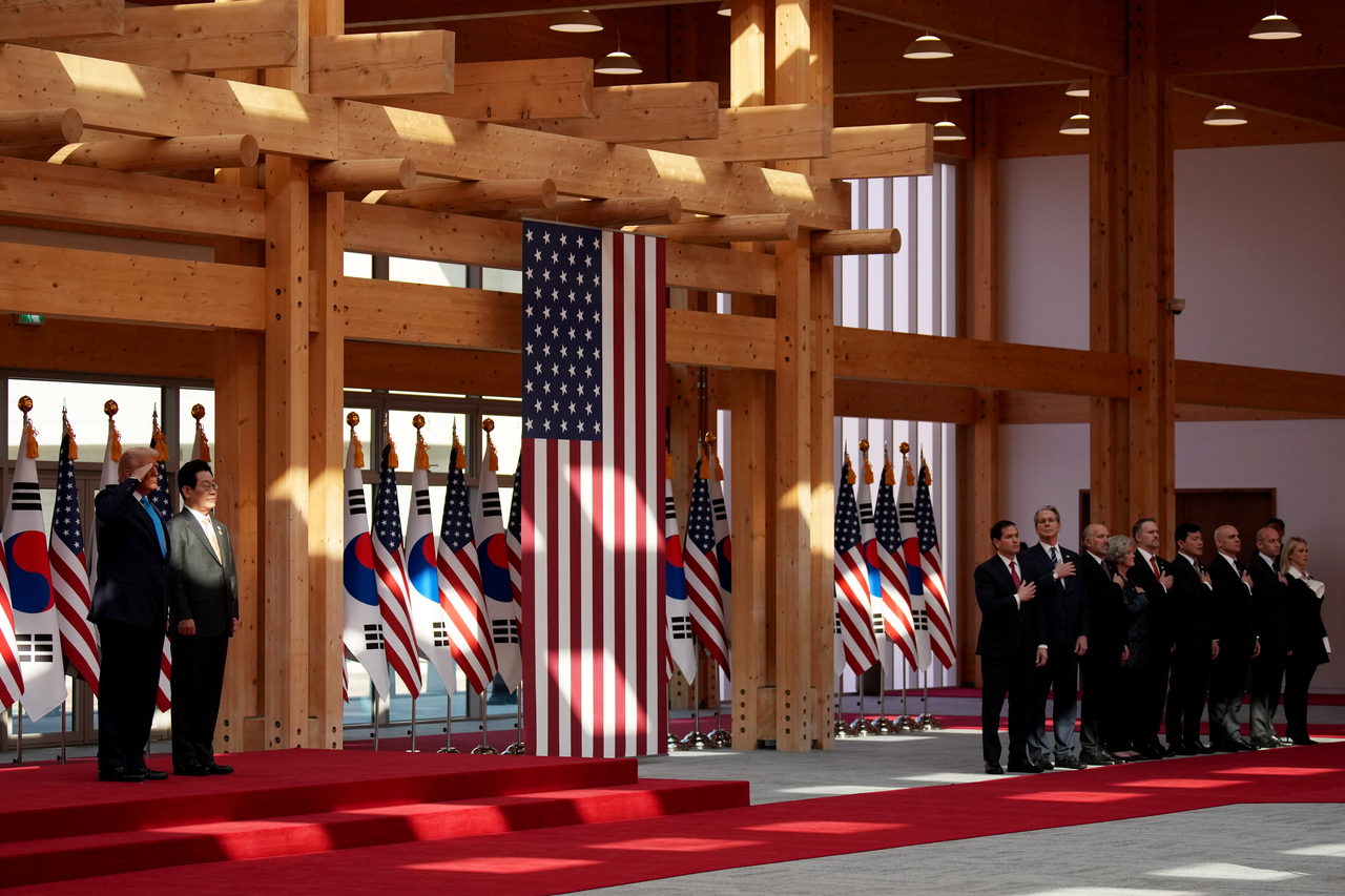 <p>Доналд Тръмп на посещение в Южна Корея.</p>