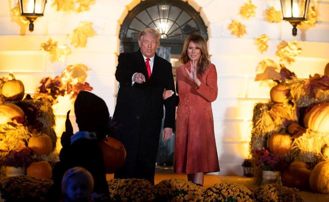 Мелания Тръмп показа украсата за Хелоуин в Белия дом Мелания Тръмп показа украсата за Хелоуин в Белия дом