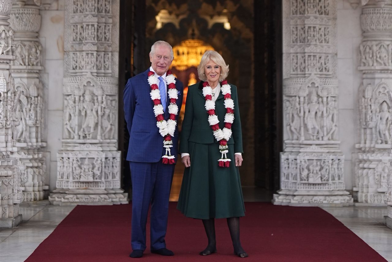 <p>Крал Чарлз III и кралица Камила внесоха кралски блясък в един от най-впечатляващите хиндуистки храмове в Лондон. Поводът &ndash; 30 години от създаването на това духовно средище, известно със своята архитектура и колорит.</p>