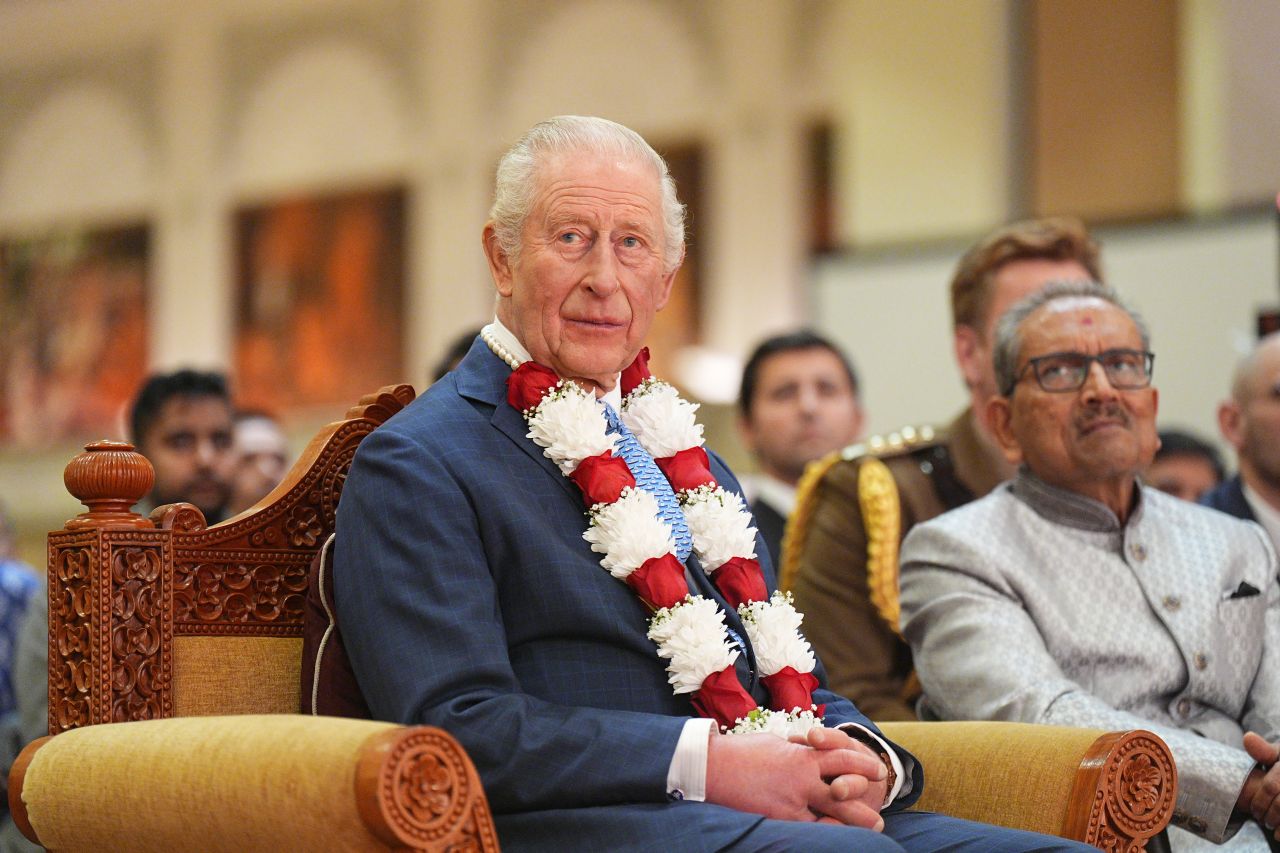 <p>Крал Чарлз III и кралица Камила внесоха кралски блясък в един от най-впечатляващите хиндуистки храмове в Лондон. Поводът &ndash; 30 години от създаването на това духовно средище, известно със своята архитектура и колорит.</p>