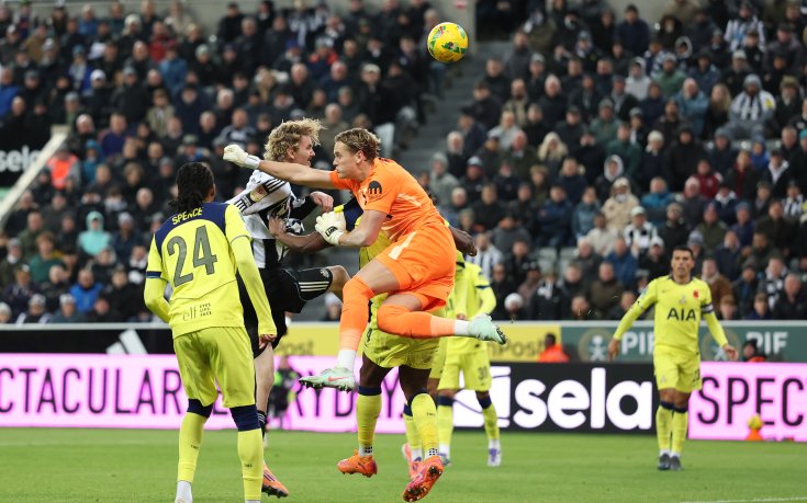 Нюкасъл надви комфортно Тотнъм в Карабао Къп