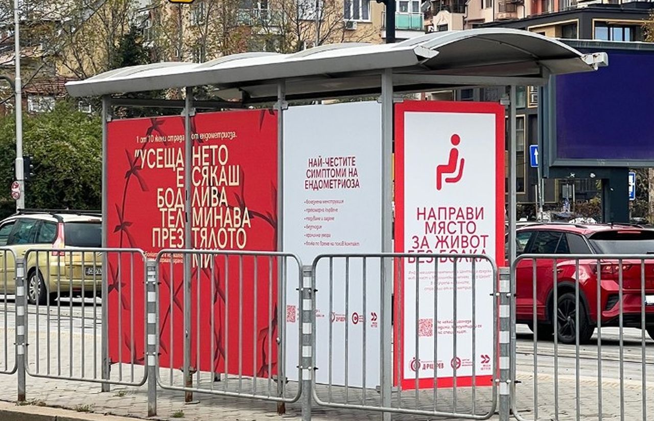 Обозначени седалки в градския транспорт разказват за болката на хиляди жени