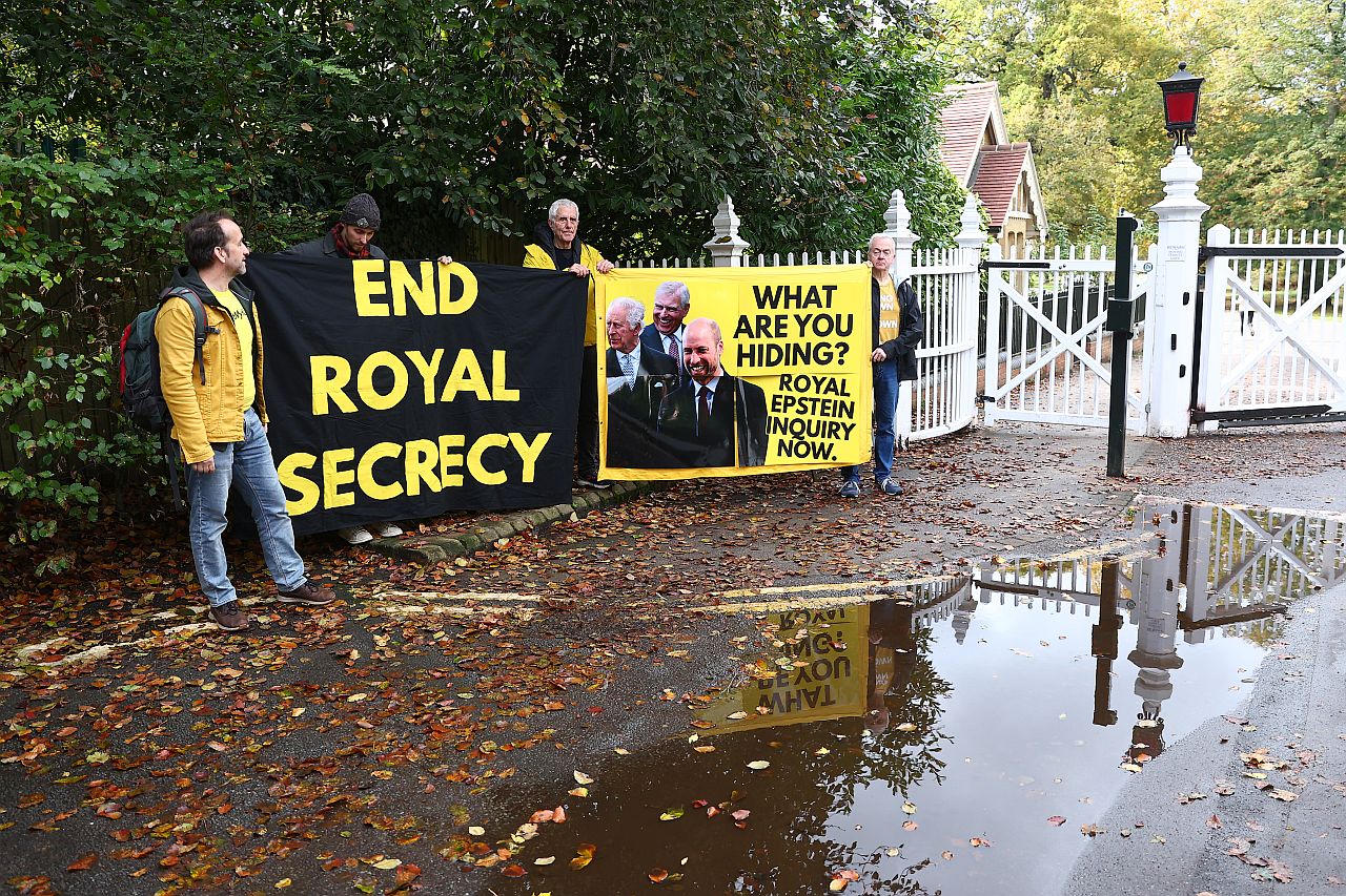 <p>Активисти протестират срещу скандалния принц Андрю пред портата на замъка Уиндзор</p>