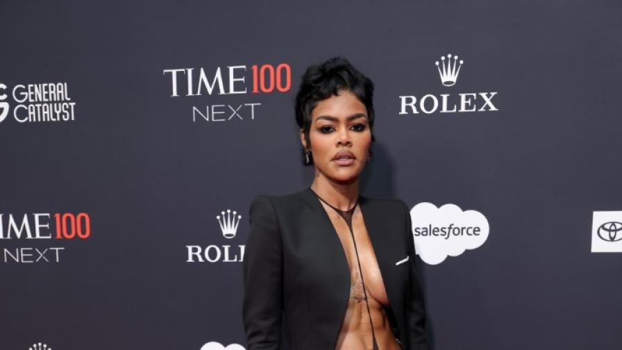 Тейяна Тейлър зашемети с изцяло прозрачна... Тейяна Тейлър зашемети с изцяло прозрачна...