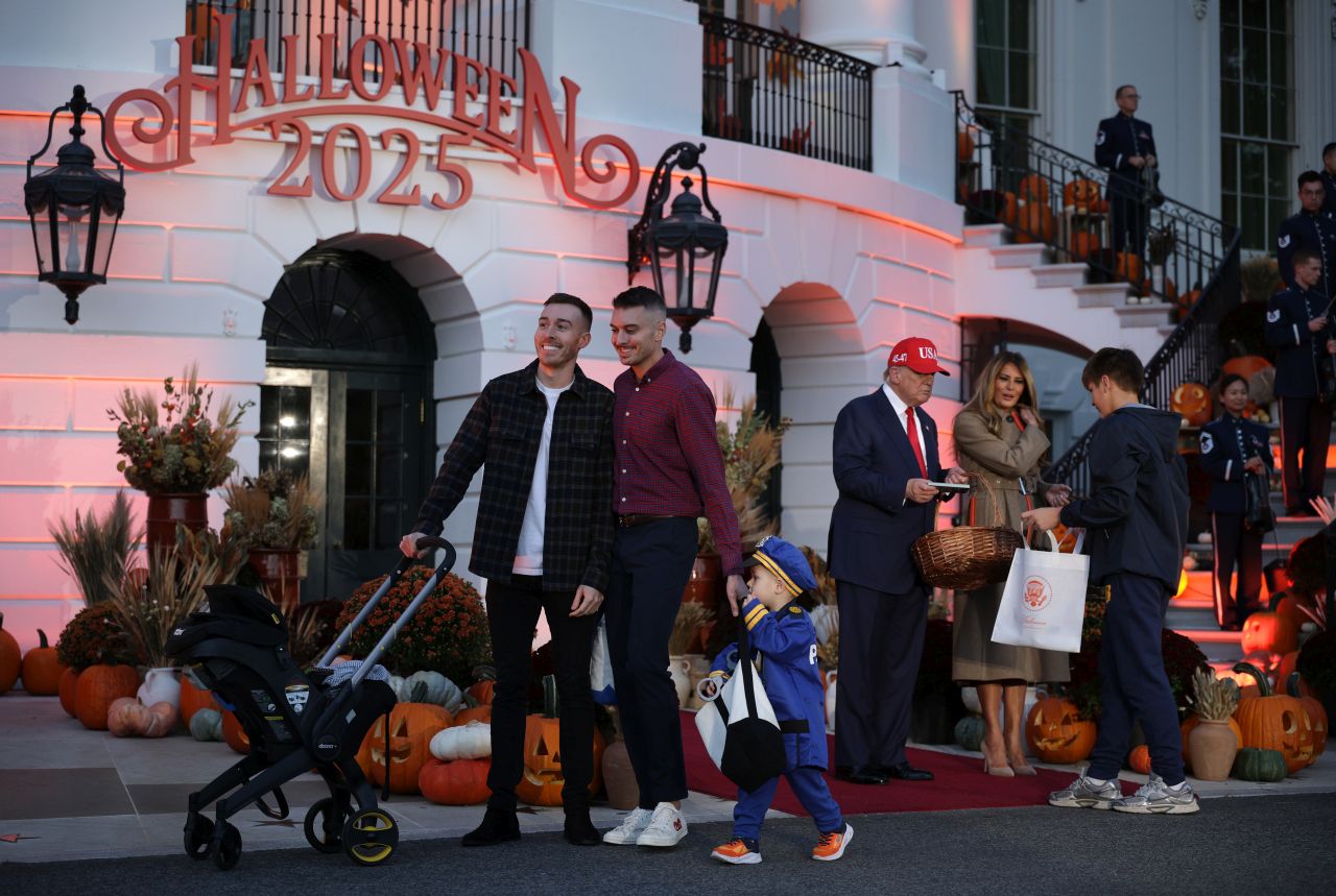 <p>Президентът Доналд Тръмп и първата дама Мелания посрещат костюмирани деца по време на традиционния празник за Хелоуин в Белия дом</p>