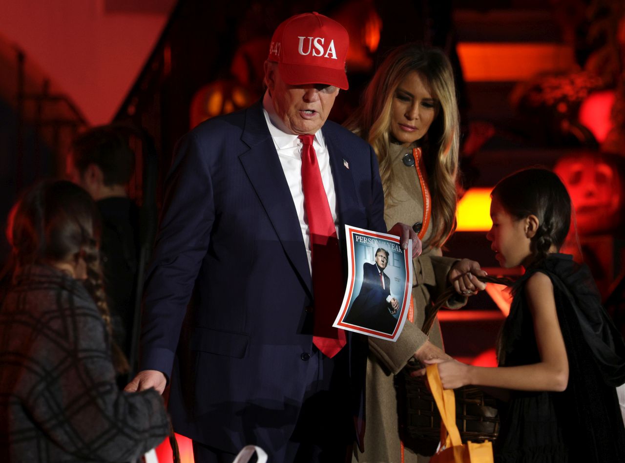 <p>Президентът Доналд Тръмп и първата дама Мелания посрещат костюмирани деца по време на традиционния празник за Хелоуин в Белия дом</p>