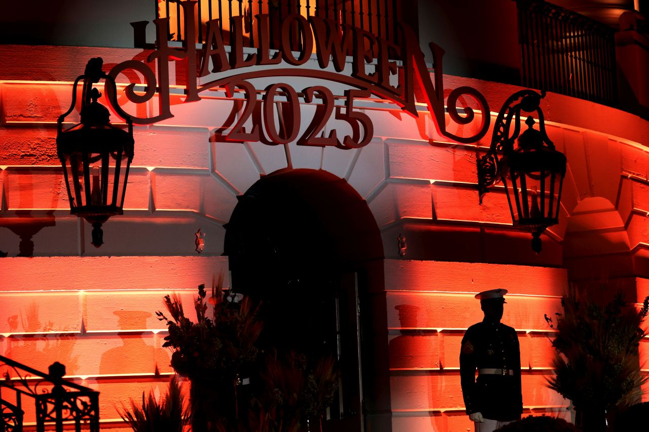 <p>Президентът Доналд Тръмп и първата дама Мелания посрещат костюмирани деца по време на традиционния празник за Хелоуин в Белия дом</p>