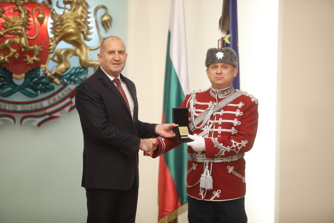 <p>В навечерието на Деня на народните будители държавният глава Румен Радев удостои с Почетния знак на президента български културни дейци. За своя значим принос в областта на науката, образованието, културата и изкуството и по повод кръгли годишнини отличия получиха художникът Емил Стойчев, ученият и културолог проф. Иван Маразов, музикантът и композитор Атанас Стоев, филологът и учен проф. Костадин Динчев, народната певица Бинка Добрева и философът проф. Васил Проданов.</p>