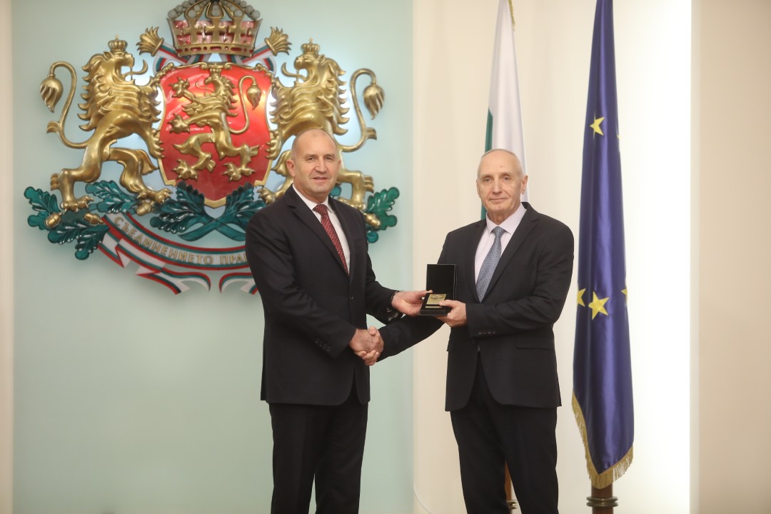 <p>В навечерието на Деня на народните будители държавният глава Румен Радев удостои с Почетния знак на президента български културни дейци. За своя значим принос в областта на науката, образованието, културата и изкуството и по повод кръгли годишнини отличия получиха художникът Емил Стойчев, ученият и културолог проф. Иван Маразов, музикантът и композитор Атанас Стоев, филологът и учен проф. Костадин Динчев, народната певица Бинка Добрева и философът проф. Васил Проданов.</p>