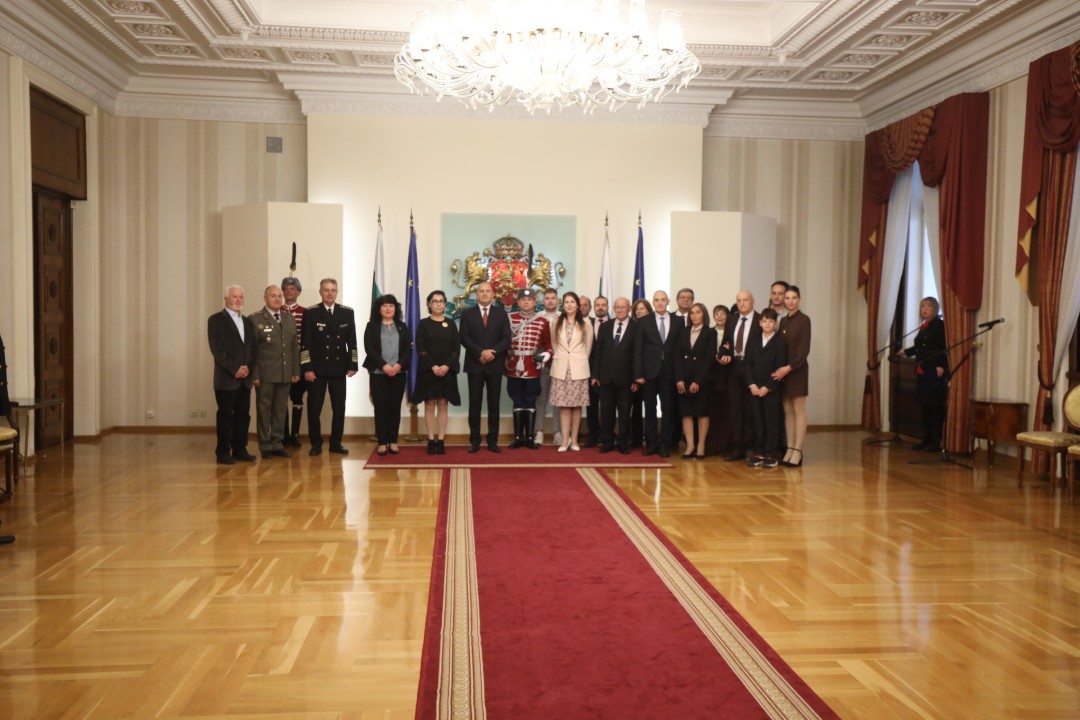 <p>В навечерието на Деня на народните будители държавният глава Румен Радев удостои с Почетния знак на президента български културни дейци. За своя значим принос в областта на науката, образованието, културата и изкуството и по повод кръгли годишнини отличия получиха художникът Емил Стойчев, ученият и културолог проф. Иван Маразов, музикантът и композитор Атанас Стоев, филологът и учен проф. Костадин Динчев, народната певица Бинка Добрева и философът проф. Васил Проданов.</p>