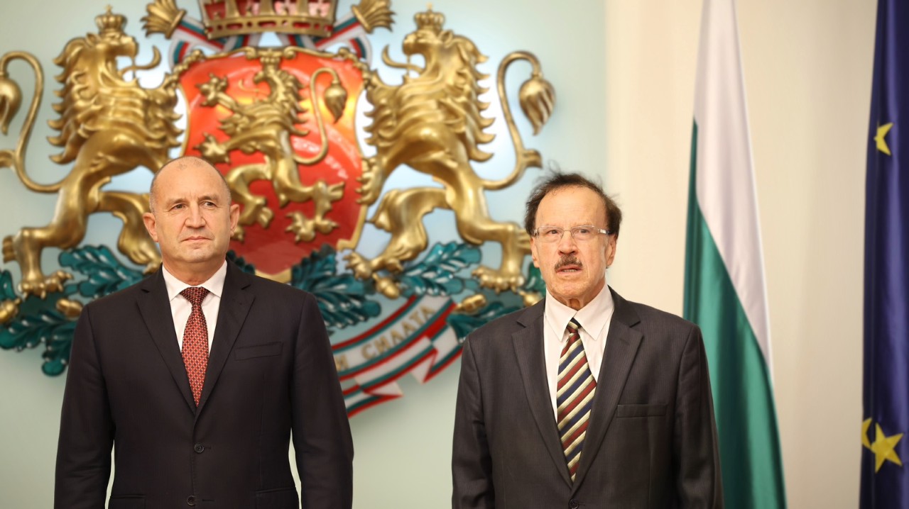 <p>В навечерието на Деня на народните будители държавният глава Румен Радев удостои с Почетния знак на президента български културни дейци. За своя значим принос в областта на науката, образованието, културата и изкуството и по повод кръгли годишнини отличия получиха художникът Емил Стойчев, ученият и културолог проф. Иван Маразов, музикантът и композитор Атанас Стоев, филологът и учен проф. Костадин Динчев, народната певица Бинка Добрева и философът проф. Васил Проданов.</p>