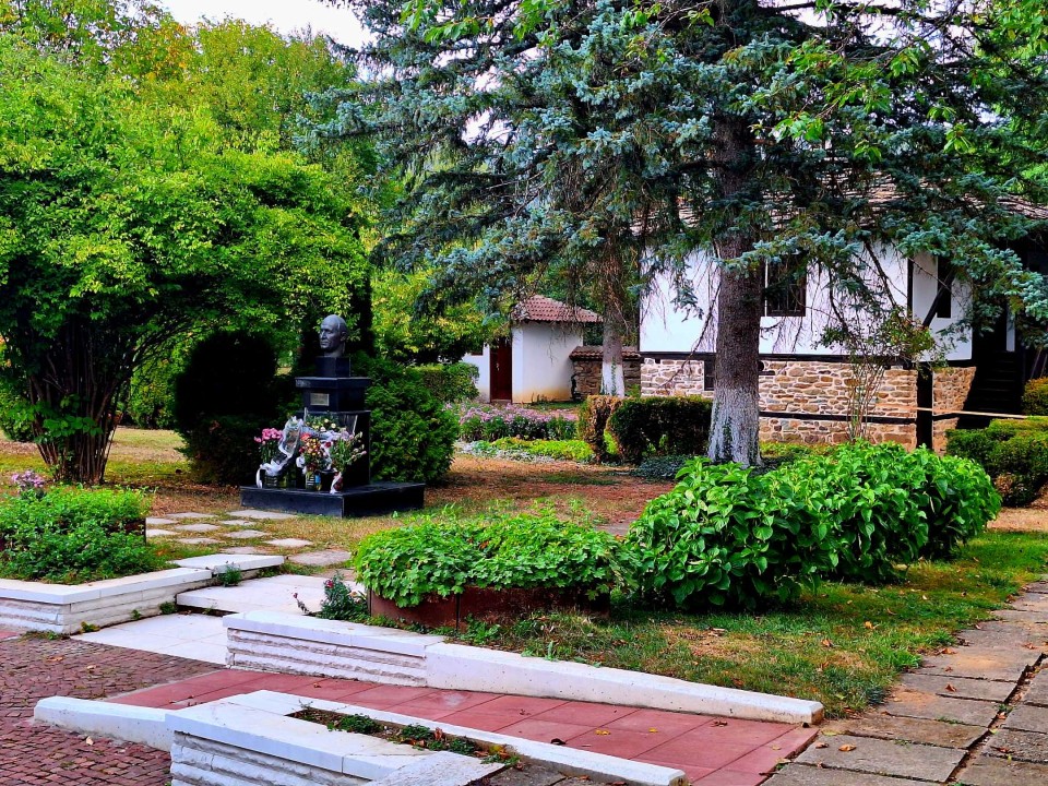 <p>Следи от живот по тези земи има още от времето на траките – надгробни могили, крепостни останки, както и римски пътища и мостове. Първите заселници вероятно са били от тракийското племе трибали. Името „Правец“ произхожда от старобългарската дума „правьць“ – „прав път“, което подсказва и стратегическото значение на мястото и е една от основните причини да се запази и до днес.</p>