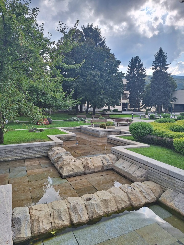 <p>Следи от живот по тези земи има още от времето на траките &ndash; надгробни могили, крепостни останки, както и римски пътища и мостове. Първите заселници вероятно са били от тракийското племе трибали. Името &bdquo;Правец&ldquo; произхожда от старобългарската дума &bdquo;правьць&ldquo; &ndash; &bdquo;прав път&ldquo;, което подсказва и стратегическото значение на мястото и е една от основните причини да се запази и до днес.</p>