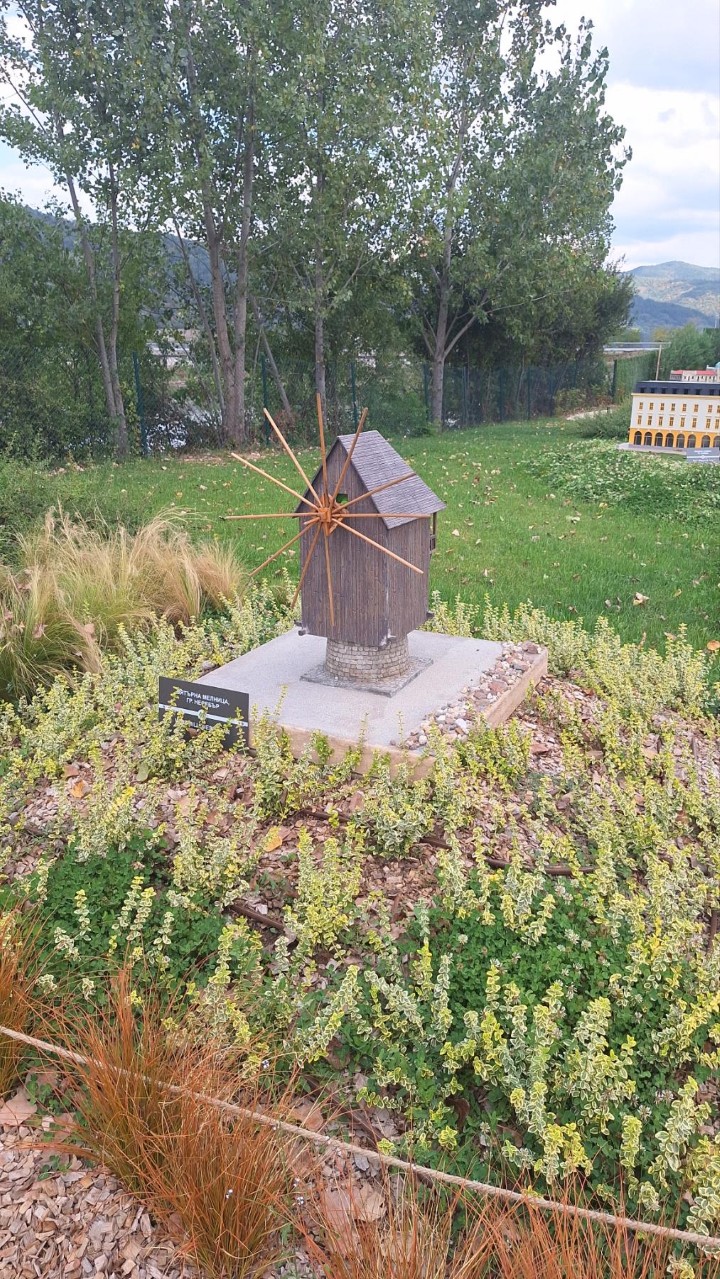 <p>Следи от живот по тези земи има още от времето на траките &ndash; надгробни могили, крепостни останки, както и римски пътища и мостове. Първите заселници вероятно са били от тракийското племе трибали. Името &bdquo;Правец&ldquo; произхожда от старобългарската дума &bdquo;правьць&ldquo; &ndash; &bdquo;прав път&ldquo;, което подсказва и стратегическото значение на мястото и е една от основните причини да се запази и до днес.</p>