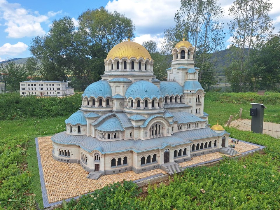 <p>Следи от живот по тези земи има още от времето на траките &ndash; надгробни могили, крепостни останки, както и римски пътища и мостове. Първите заселници вероятно са били от тракийското племе трибали. Името &bdquo;Правец&ldquo; произхожда от старобългарската дума &bdquo;правьць&ldquo; &ndash; &bdquo;прав път&ldquo;, което подсказва и стратегическото значение на мястото и е една от основните причини да се запази и до днес.</p>