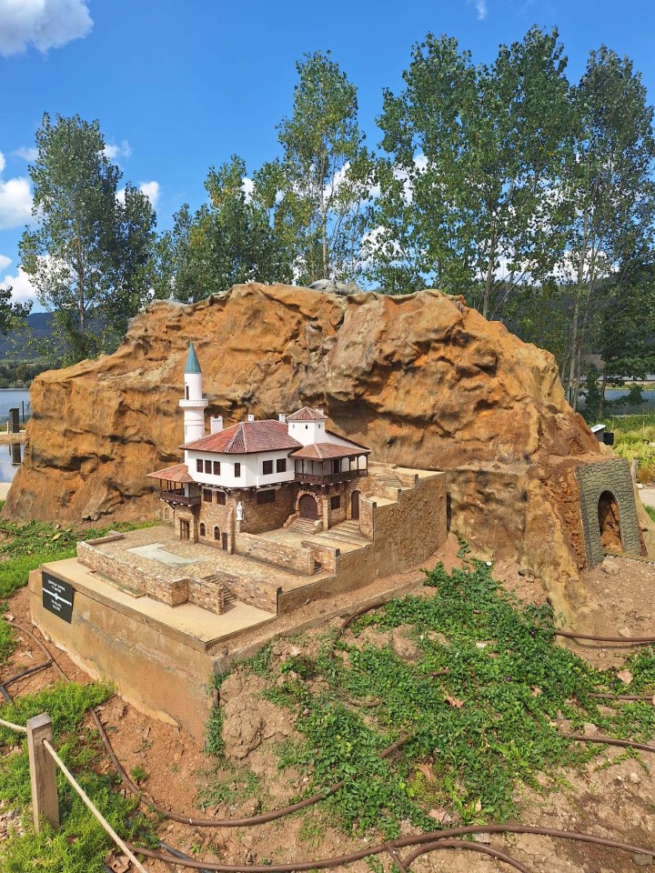 <p>Следи от живот по тези земи има още от времето на траките &ndash; надгробни могили, крепостни останки, както и римски пътища и мостове. Първите заселници вероятно са били от тракийското племе трибали. Името &bdquo;Правец&ldquo; произхожда от старобългарската дума &bdquo;правьць&ldquo; &ndash; &bdquo;прав път&ldquo;, което подсказва и стратегическото значение на мястото и е една от основните причини да се запази и до днес.</p>