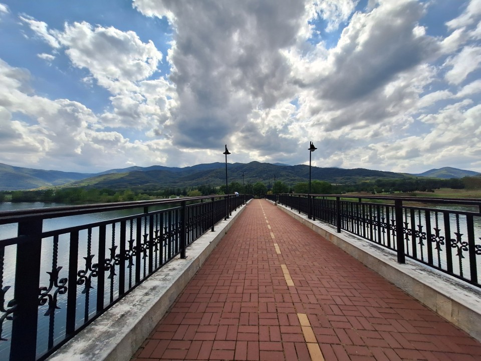 <p>Следи от живот по тези земи има още от времето на траките – надгробни могили, крепостни останки, както и римски пътища и мостове. Първите заселници вероятно са били от тракийското племе трибали. Името „Правец“ произхожда от старобългарската дума „правьць“ – „прав път“, което подсказва и стратегическото значение на мястото и е една от основните причини да се запази и до днес.</p>