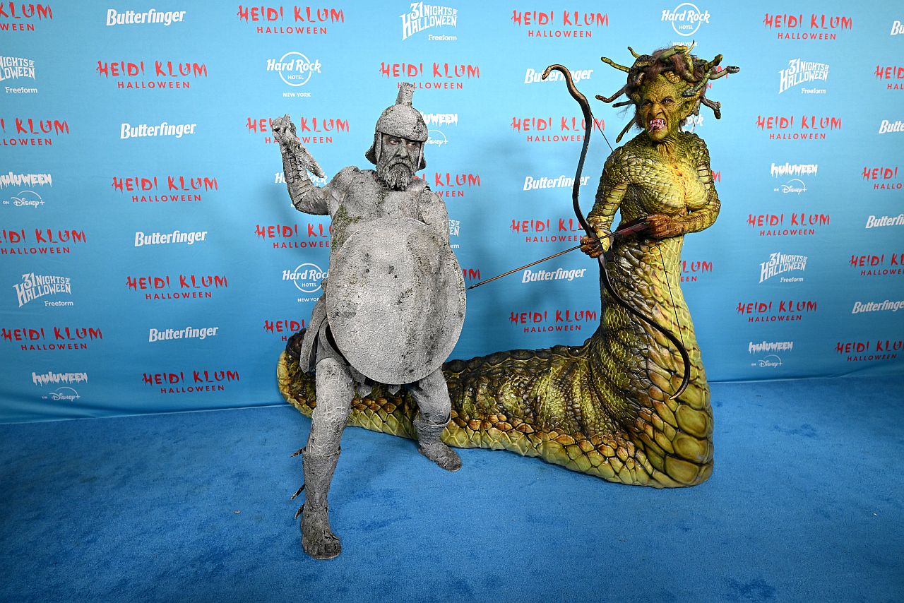 Хайди Клум, кралицата на Хелоуин костюмите, беше домакин на своята 24-та звездна Хелоуин вечеря, облечена като никоя друга освен Медуза. Гостите ѝ не останаха много по-назад и също показаха впечатляващи визии.