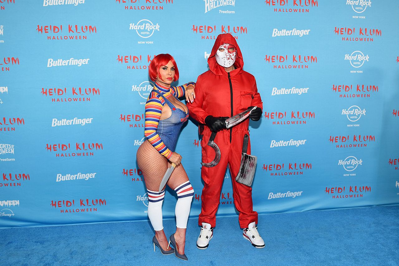 Хайди Клум, кралицата на Хелоуин костюмите, беше домакин на своята 24-та звездна Хелоуин вечеря, облечена като никоя друга освен Медуза. Гостите ѝ не останаха много по-назад и също показаха впечатляващи визии.