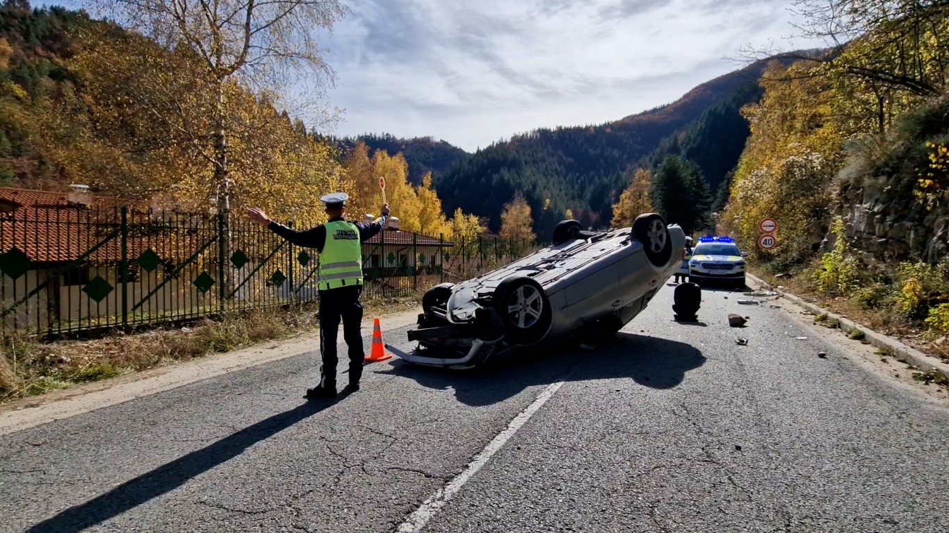 Кола по таван на пътя, пострадаха жена и малко дете