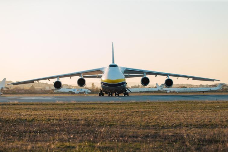 Гигантът Ан124 Руслан кацна в София