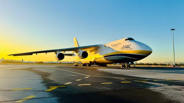 Гигантът Ан-124 "Руслан" кацна в София