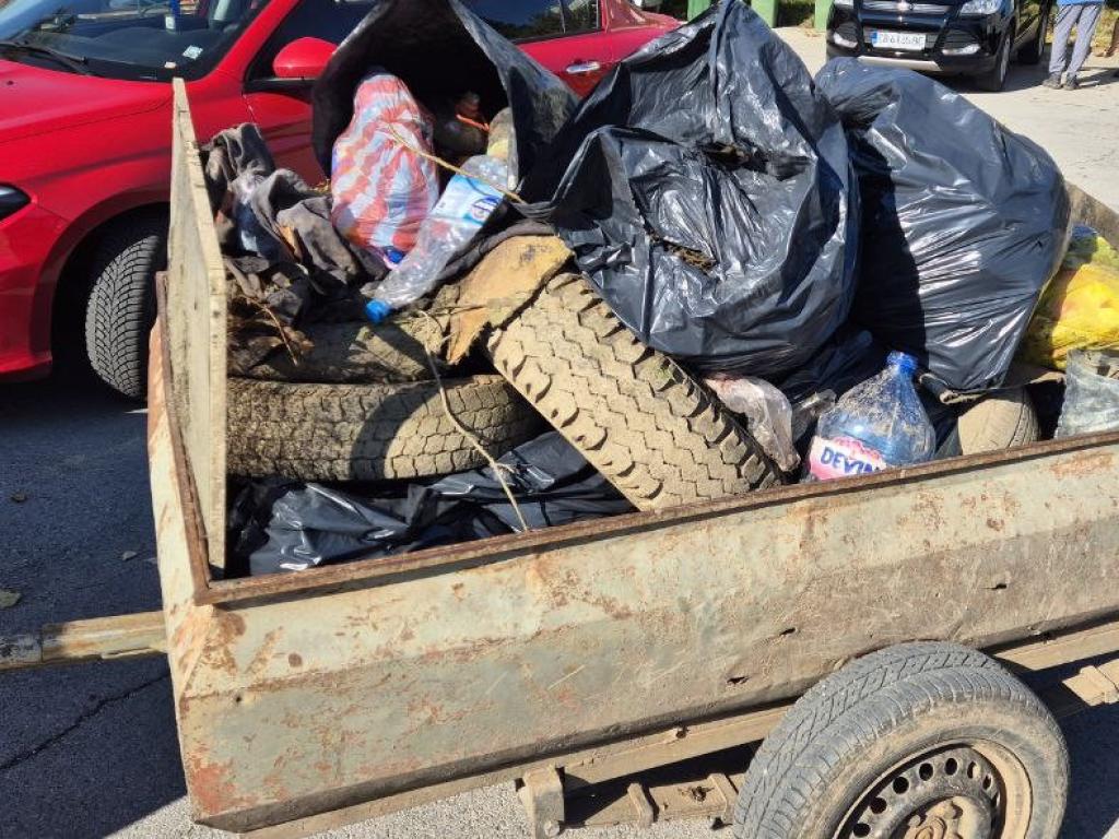 Доброволци почистиха язовира в Николово