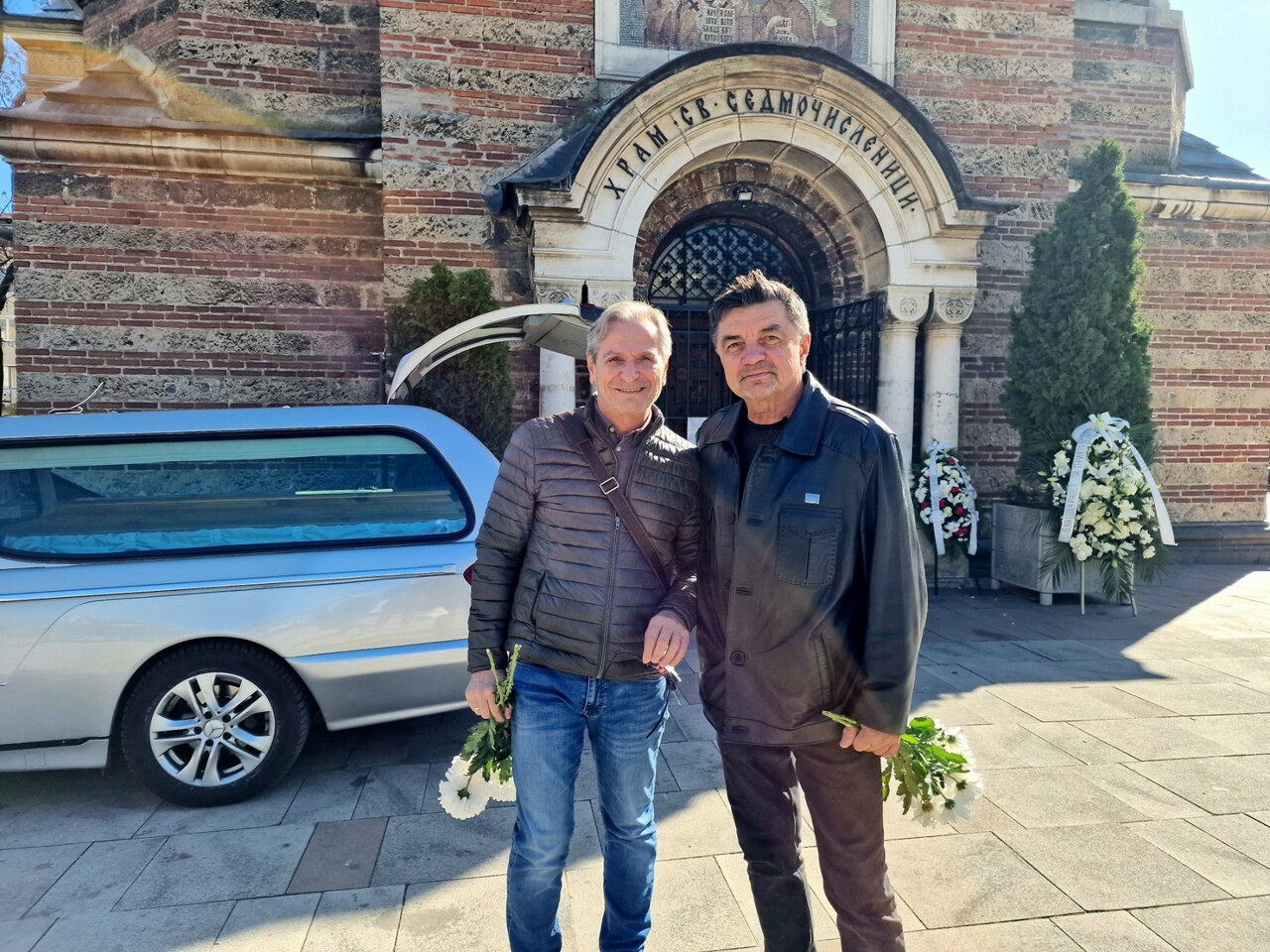 <p>Иван Тенев ще остане вечен с хубавите думи, които е написал. Въпреки годините, които минават, мисля, че стиховете и текстовете му са най-ценното нещо, което ще остане след него. Това каза поп певецът Искрен Пецов на поклонението пред тленните останки на журналиста, художник, текстописец и общественик Иван Тенев.</p>