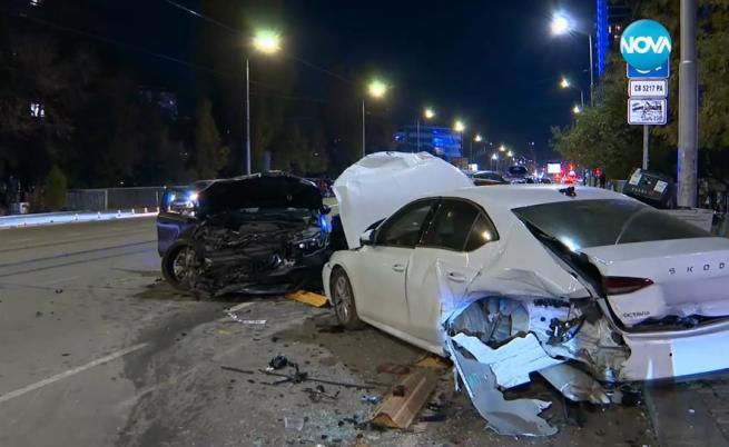 Шофьор помете паркирани коли в центъра на София, как се стигна до инцидента (ВИДЕО)