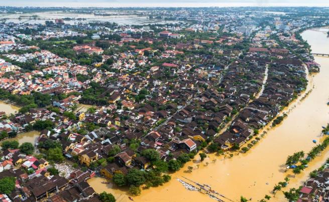 Най-малко 37 загинали и петима изчезнали при поройните валежи и наводнения във Виетнам