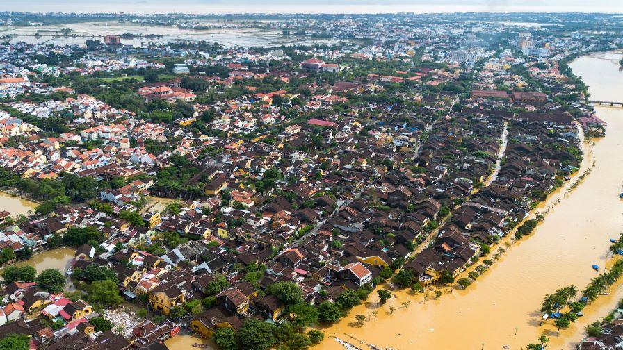 Най-малко 37 загинали и петима изчезнали при поройните валежи и наводнения във Виетнам