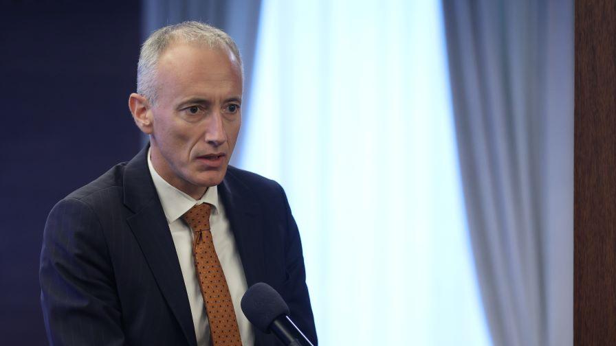 <p>Вълчев съобщи кога се очаква да влезе в сила забраната на мобилни телефони в училищата</p>