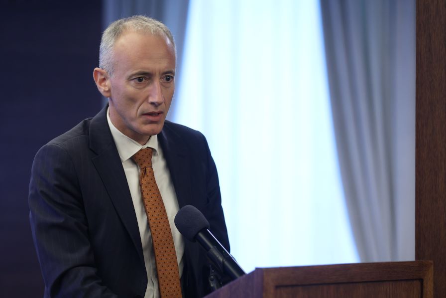 Вълчев: Очаква се през януари да влезе в сила забраната на мобилни телефони в училищата