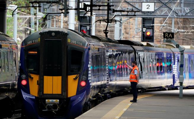 Влак дерайлира в Северна Англия, има ранени