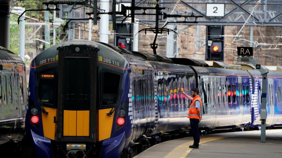 <p>Влак дерайлира в Англия, има ранени</p>