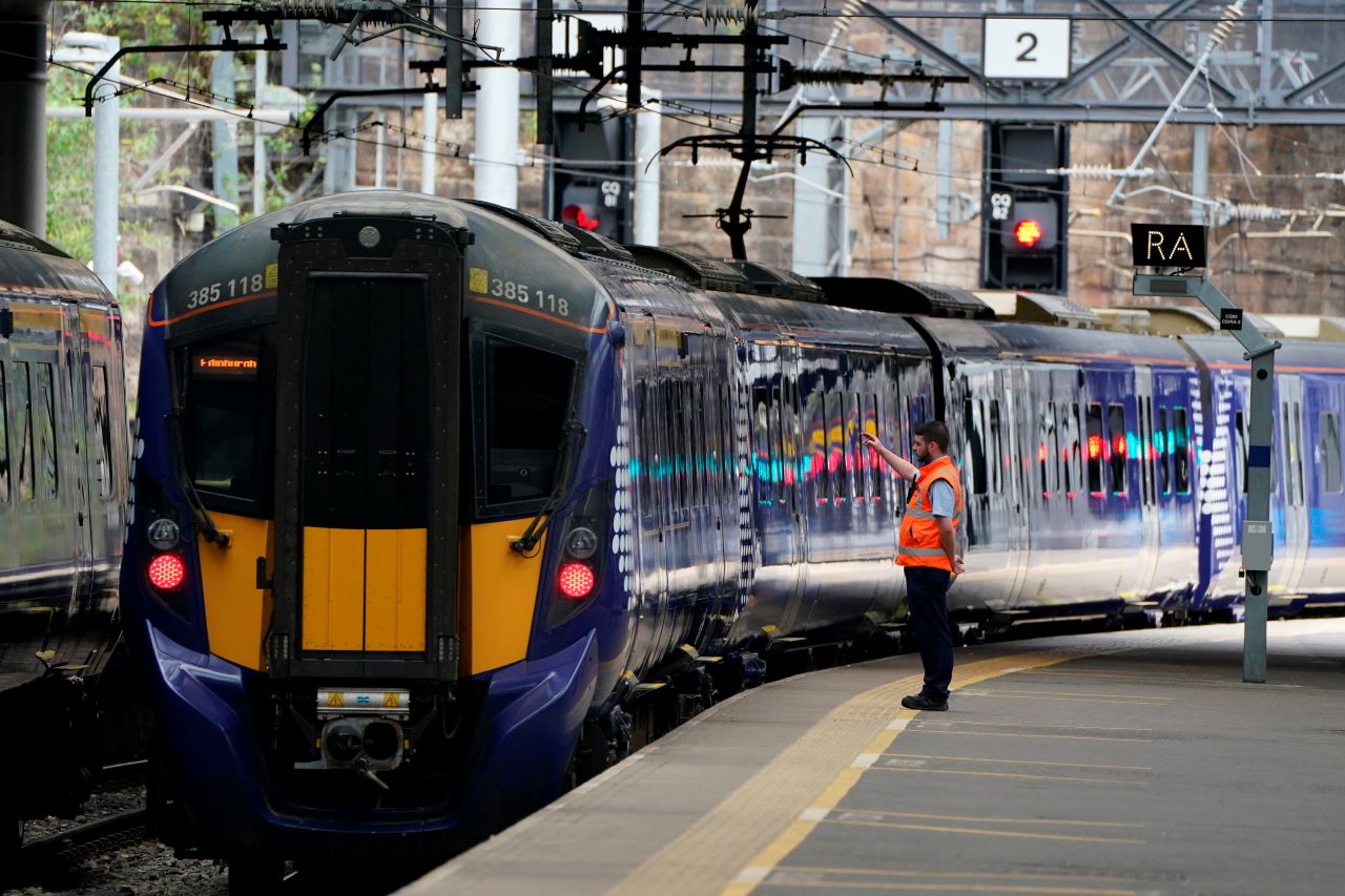 Влак дерайлира в Северна Англия, има ранени