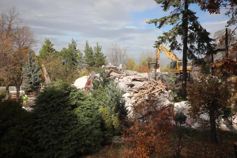 Срутиха напълно бившата резиденция на Ахмед Доган