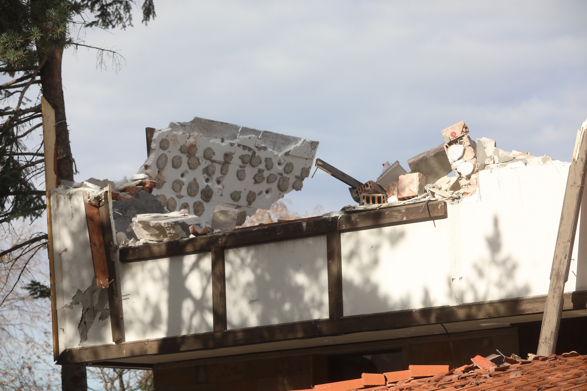 <p>Срутиха напълно бившата резиденция на Ахмед Доган в &quot;Бояна&quot;</p>