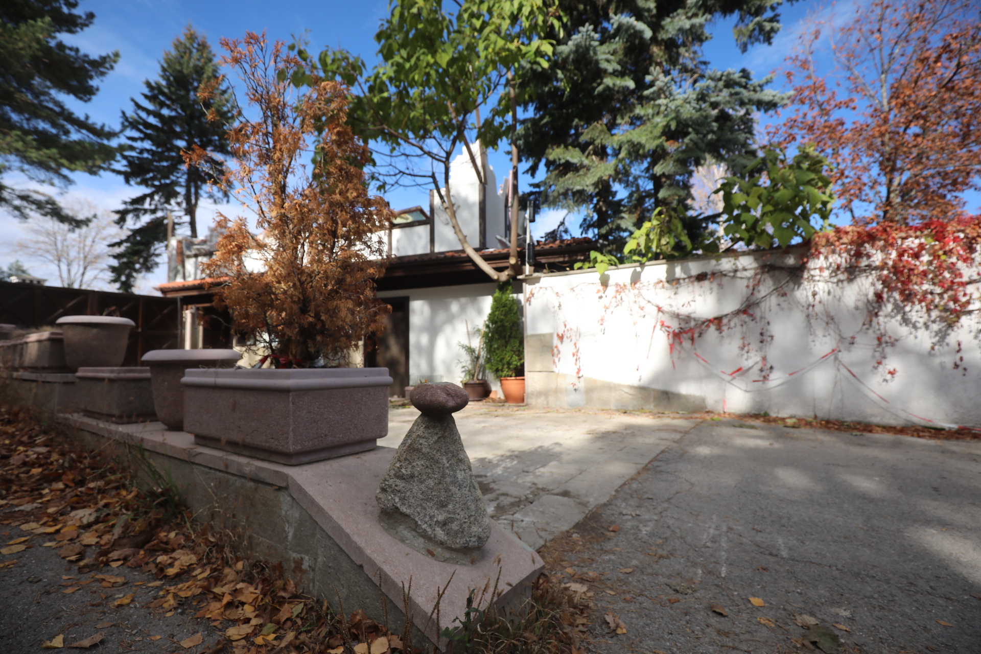 <p>Срутиха напълно бившата резиденция на Ахмед Доган в &quot;Бояна&quot;</p>