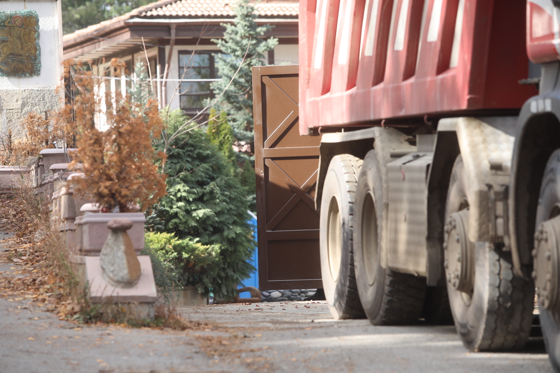 <p>Срутиха напълно бившата резиденция на Ахмед Доган в &quot;Бояна&quot;</p>