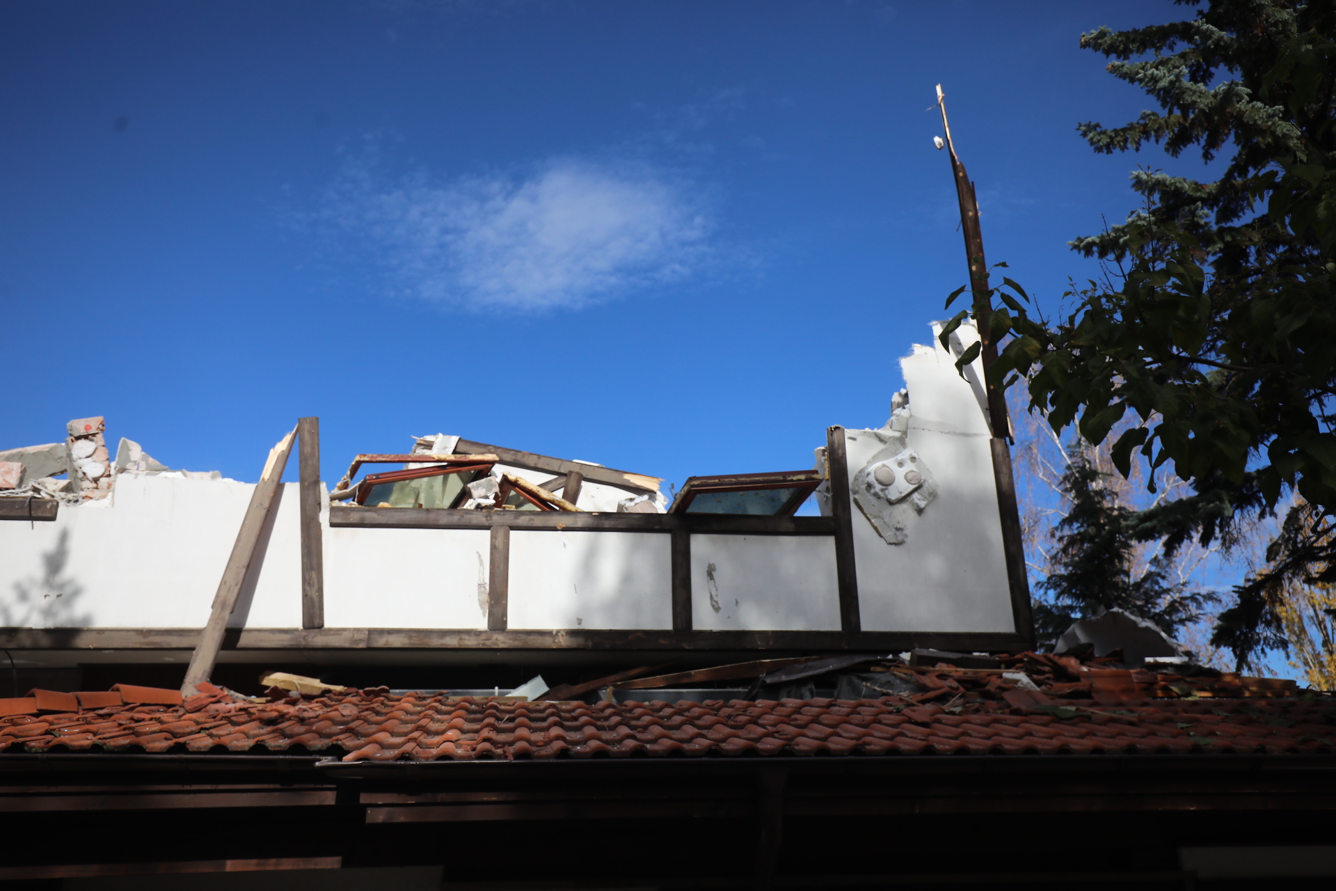 <p>Срутиха напълно бившата резиденция на Ахмед Доган в &quot;Бояна&quot;</p>