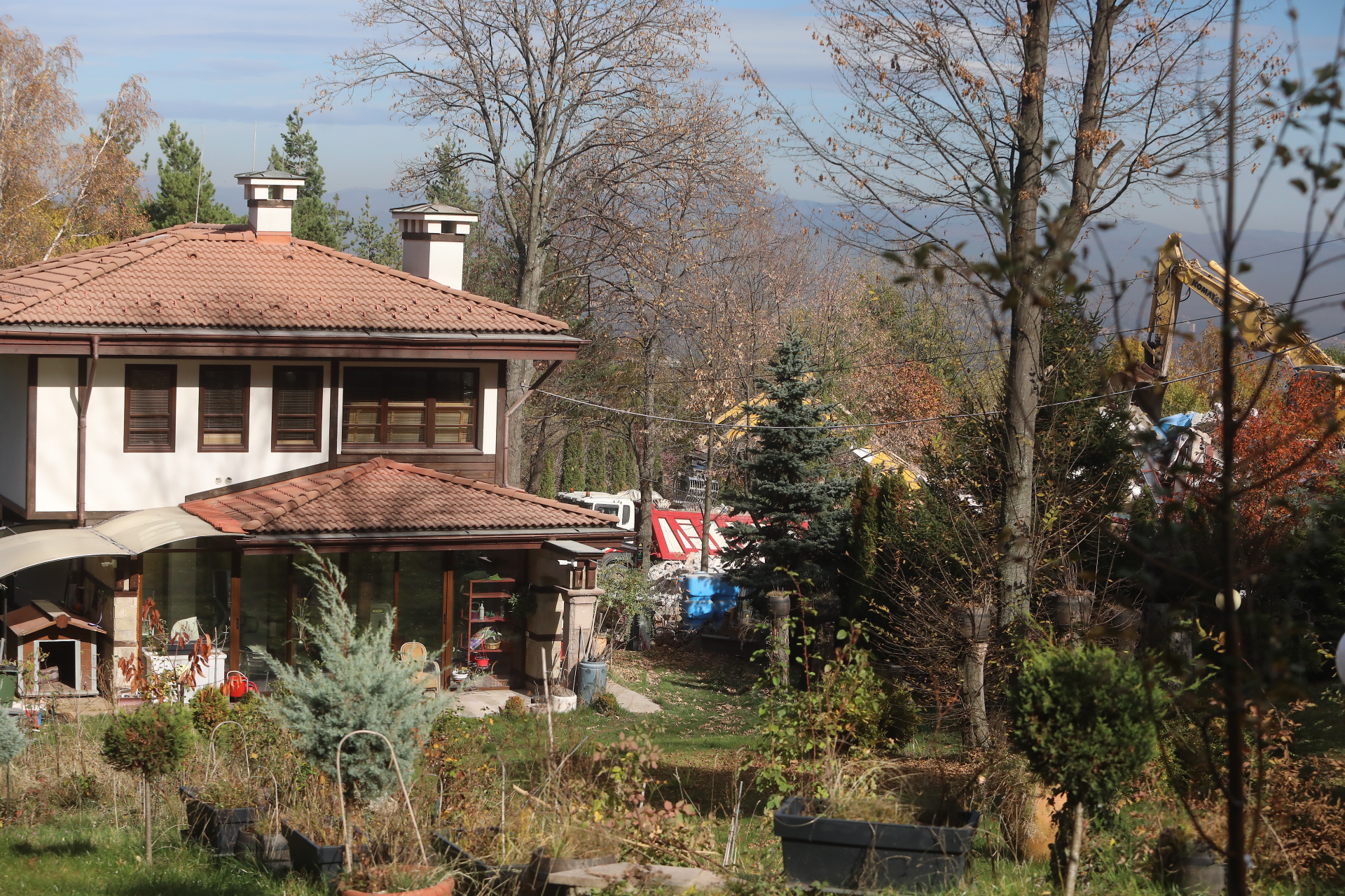 <p>Срутиха напълно бившата резиденция на Ахмед Доган в &quot;Бояна&quot;</p>