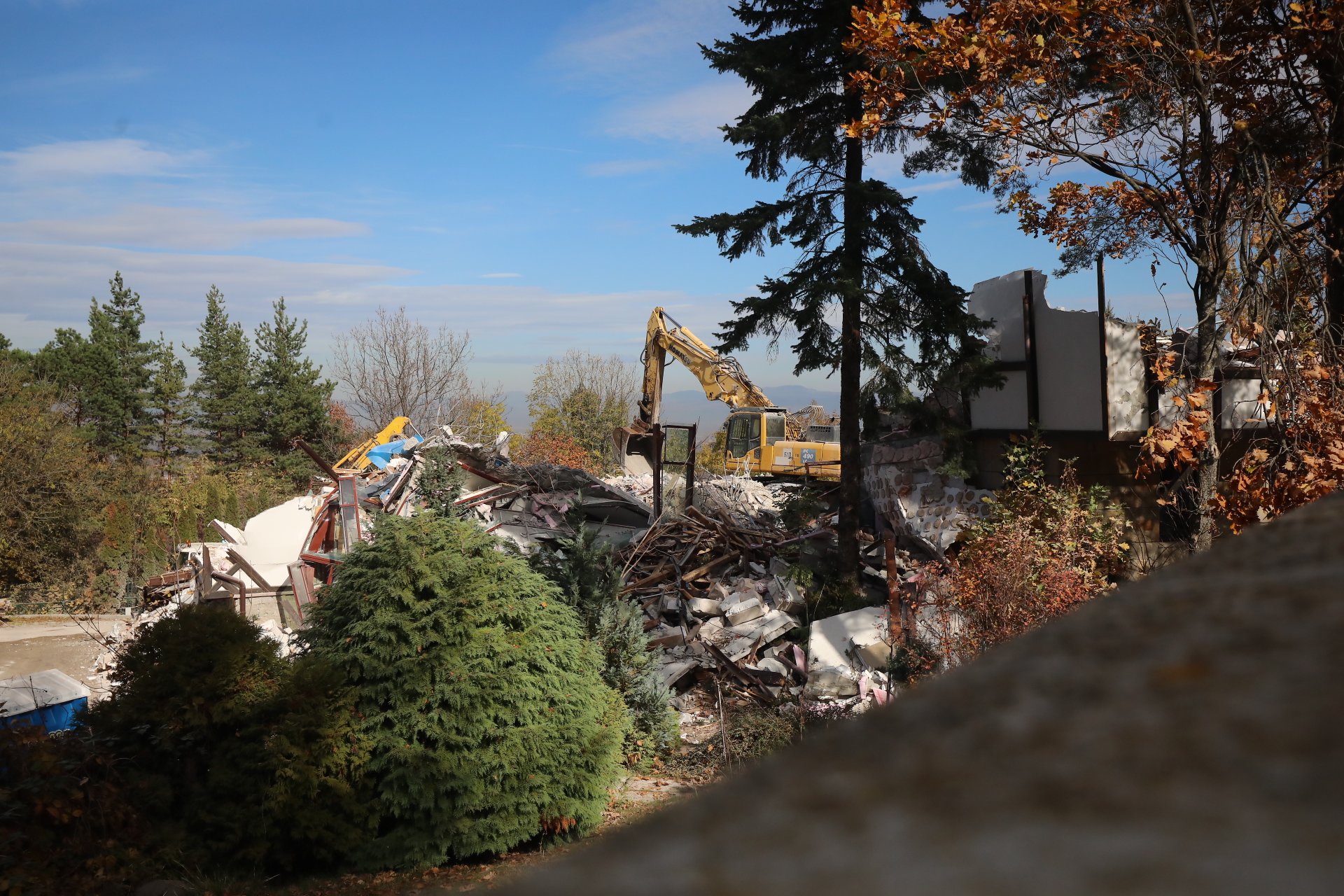 <p>Срутиха напълно бившата резиденция на Ахмед Доган в &quot;Бояна&quot;</p>