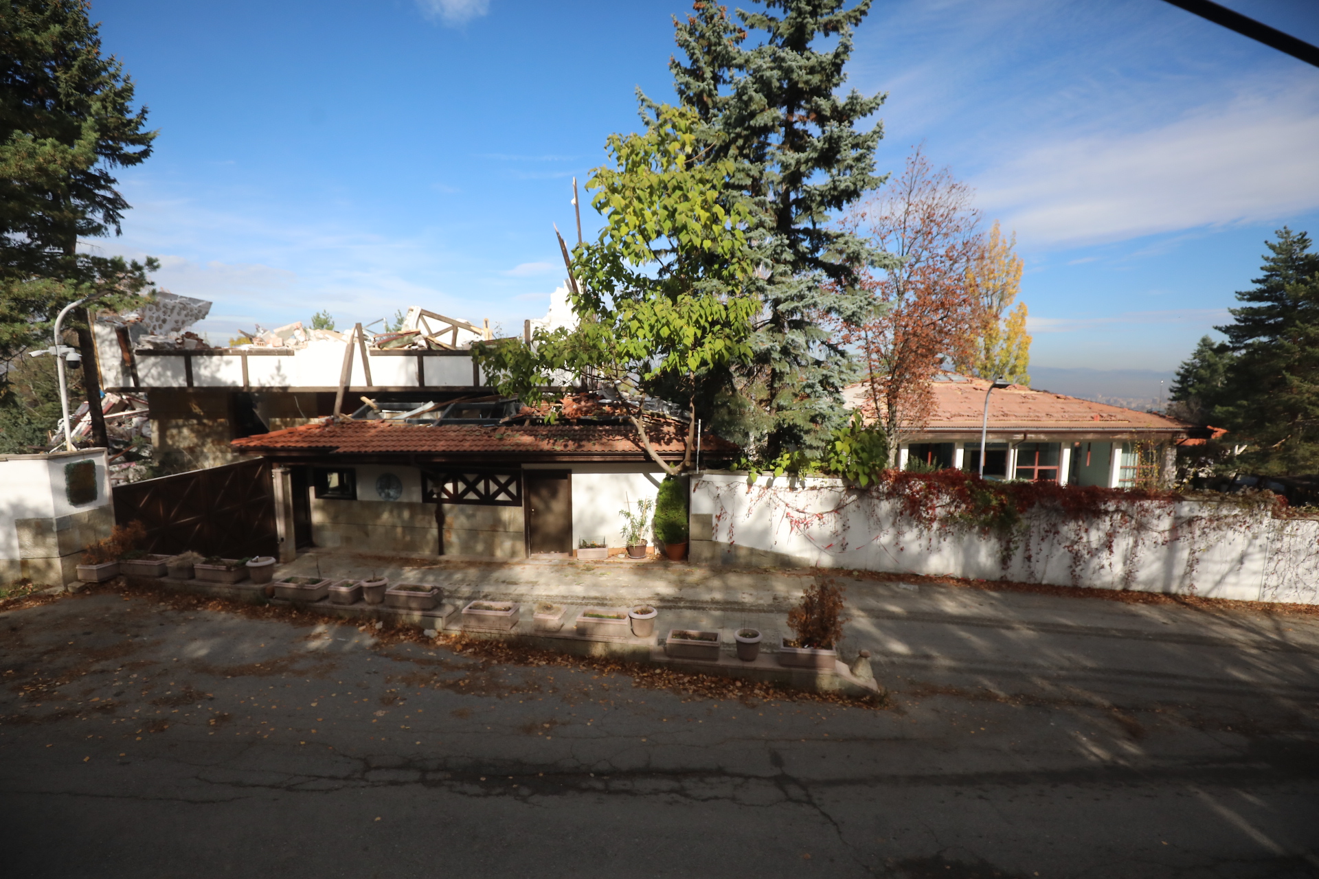 <p>Срутиха напълно бившата резиденция на Ахмед Доган в &quot;Бояна&quot;</p>