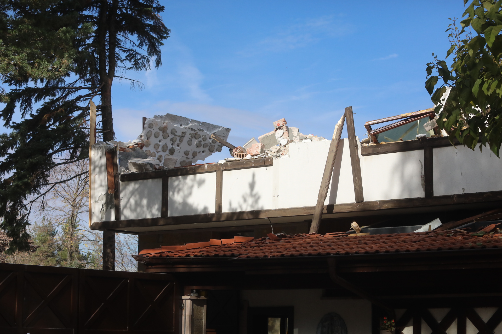 <p>Срутиха напълно бившата резиденция на Ахмед Доган в &quot;Бояна&quot;</p>