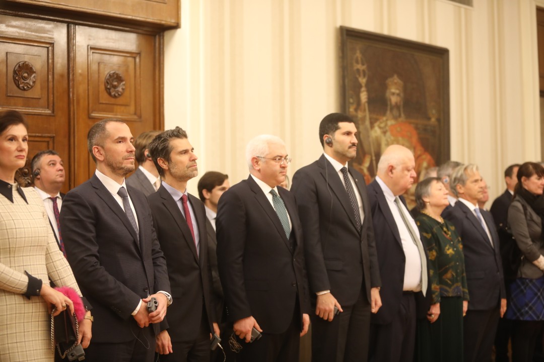 <p>Президентът Румен Радев връчи националното знаме на 34-тата българска полярна експедиция. На церемония в Гербовата зала знамето прие ръководителят на експедицията проф. Христо Пимпирев.</p>